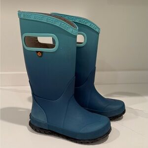Kids rainboots 

Size: 10

Color: Blue (RNBT Ombre)

Perfect for girls or boys